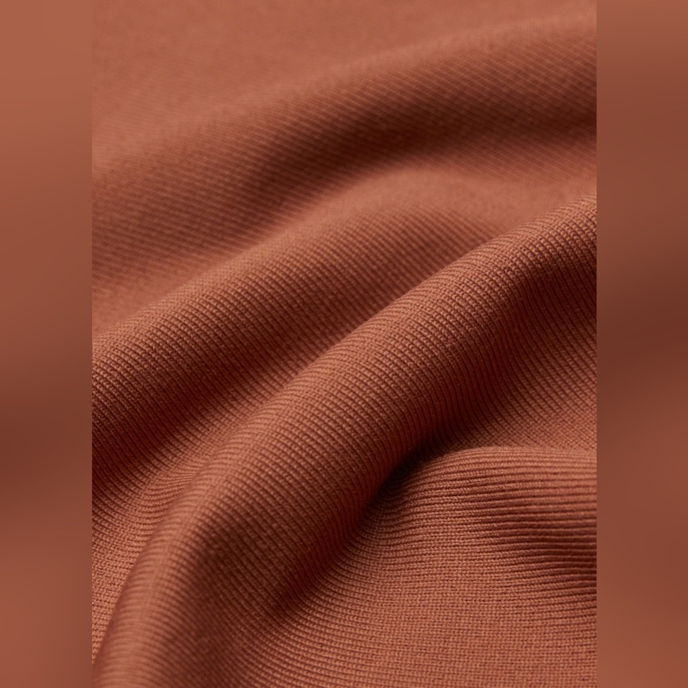 Aritzia Babaton Contour Square Neck Tank in Rusty Red/Brown Colour - Picture 2 of 12
